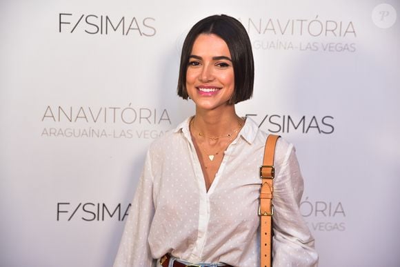 Manu Gavassi aparece com uma versão de chanel bem curtinha, na altura do queixo e com os fios lisos. A proposta é uma alternativa enxuta para quem busca um visual prático e moderno