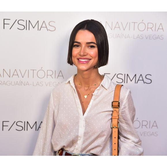 Manu Gavassi aparece com uma versão de chanel bem curtinha, na altura do queixo e com os fios lisos. A proposta é uma alternativa enxuta para quem busca um visual prático e moderno