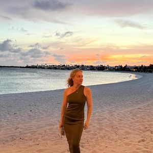 Visual despojado e natural de Angélica junto de Luciano Huck foi elogiado na web, durante viagem internacional.