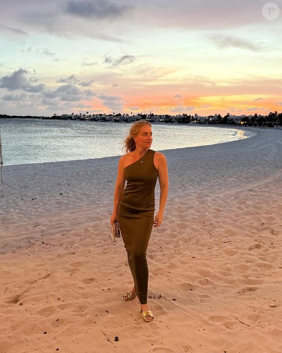 Visual despojado e natural de Angélica junto de Luciano Huck foi elogiado na web, durante viagem internacional.