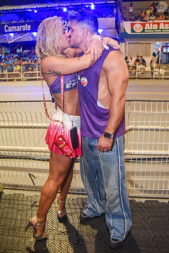 Priscila Fantin trocou beijos com Bruno Lopes, seu marido, no Carnaval 2025 em São Paulo