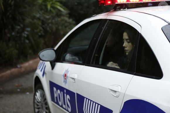 Zeynep é presa para desespero de Melek/Turna na novela 'Mãe'