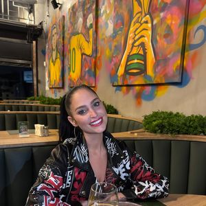 Ariela Carrasso afirma que, quando se relacionou com Dado, não sabia do longo histórico de violência do ator. Ela alega que, por morar fora do Brasil, não estava informada sobre o assunto