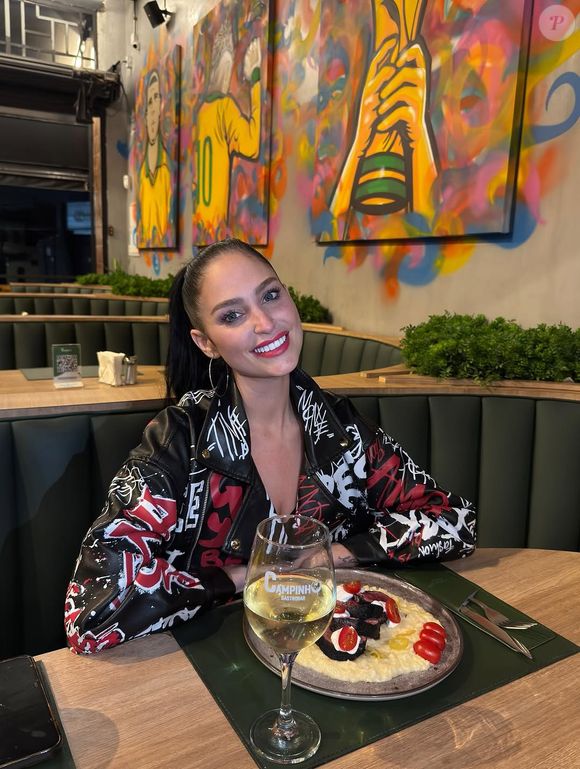 Ariela Carrasso afirma que, quando se relacionou com Dado, não sabia do longo histórico de violência do ator. Ela alega que, por morar fora do Brasil, não estava informada sobre o assunto