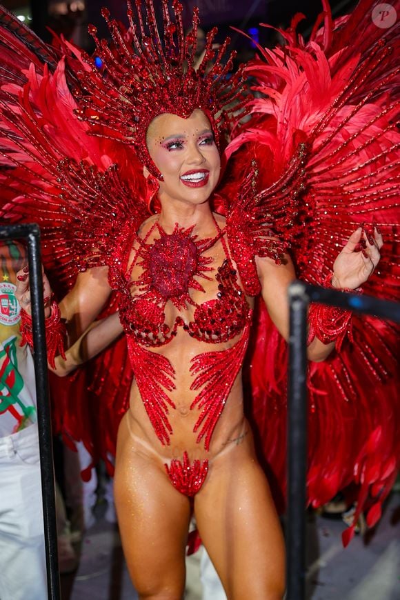 Virgínia Fonseca exibiu com fantasia com cristais em todas as partes