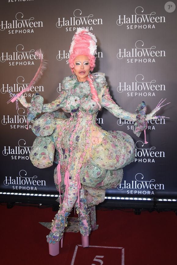 Icônica, Sabrina Sato usou uma fantasia definida como 'Rainha dos Exageros' em Baile de Halloween