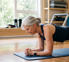 As instrutoras de Pilates concordam: 'A partir dos 60 anos, o melhor exercício para fortalecer o core, incluindo as costas e os abdominais, é a prancha'