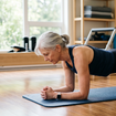 As instrutoras de Pilates concordam: 'A partir dos 60 anos, o melhor exercício para fortalecer o core, incluindo as costas e os abdominais, é a prancha'