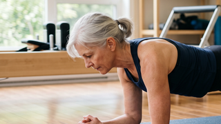 As instrutoras de Pilates concordam: 'A partir dos 60 anos, o melhor exercício para fortalecer o core, incluindo as costas e os abdominais, é a prancha'
