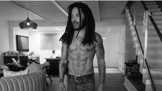 Lenny Kravitz tem quase 62 anos, mas é dono de abdômen 'six pack' tão definido quanto o de um jovem de 20 anos: seu segredo é fazer o mesmo que seu avô fazia