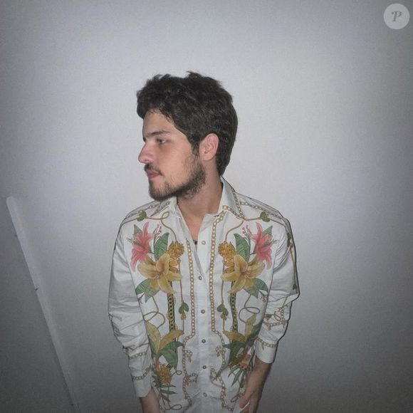 Revelação da novela Três Graças, Paulo Mendes já foi dublador e estrelou musicais antes de viver Raul, filho da vilã de Grazi Massafera