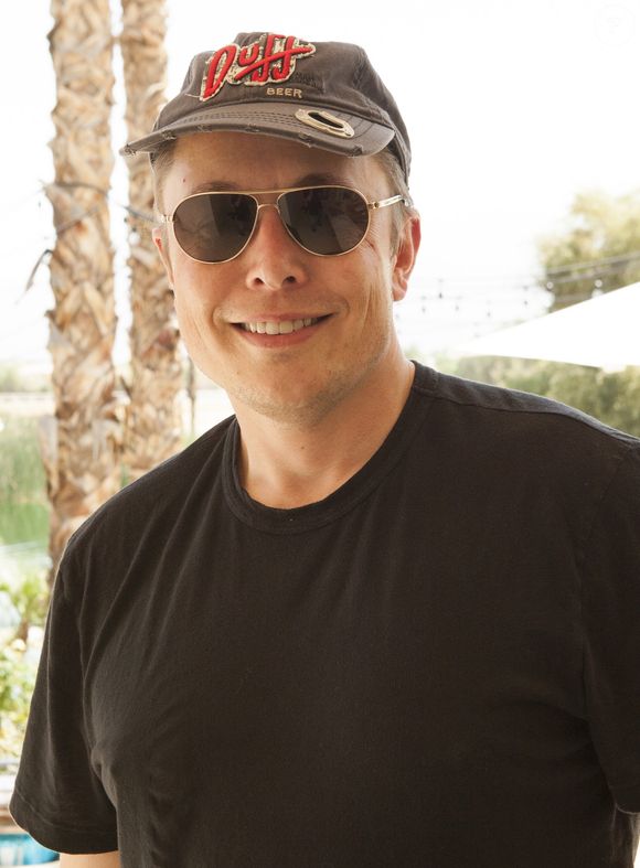 2014: nesta foto rara, Elon Musk foi visto relaxando muito de óculos e sol e boné
