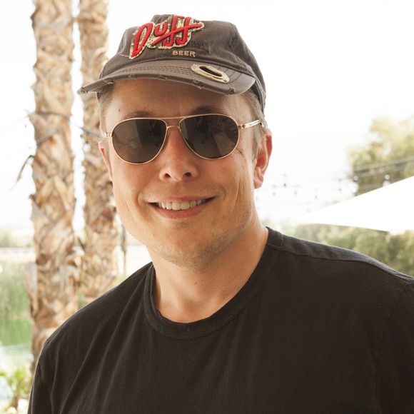 2014: nesta foto rara, Elon Musk foi visto relaxando muito de óculos e sol e boné