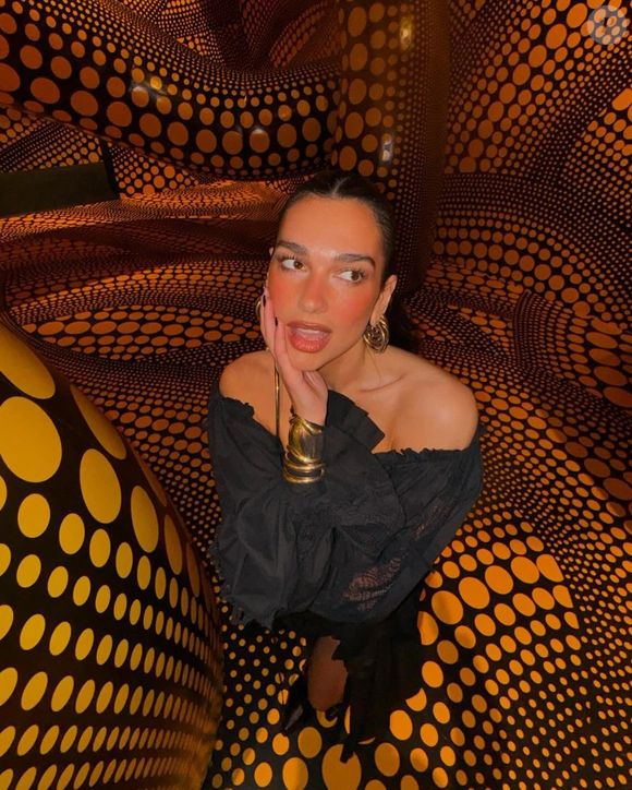 Dua Lipa mostrou à Vogue uma nota de US$ 2 que mantém como objeto de sorte dentro da bolsa