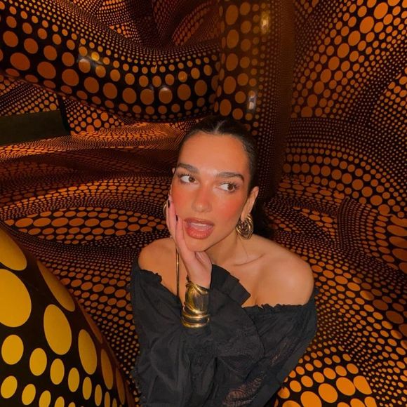 Dua Lipa mostrou à Vogue uma nota de US$ 2 que mantém como objeto de sorte dentro da bolsa