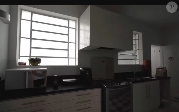 Os janelões amplos garantem muita luz natural, criando um ambiente arejado e acolhedor ao mesmo tempo.