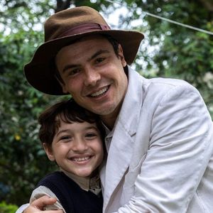 Candinho (Sergio Guizé) e Samir (Davi Malizia) em 'Êta Mundo Melhor' em cena inesquecível
