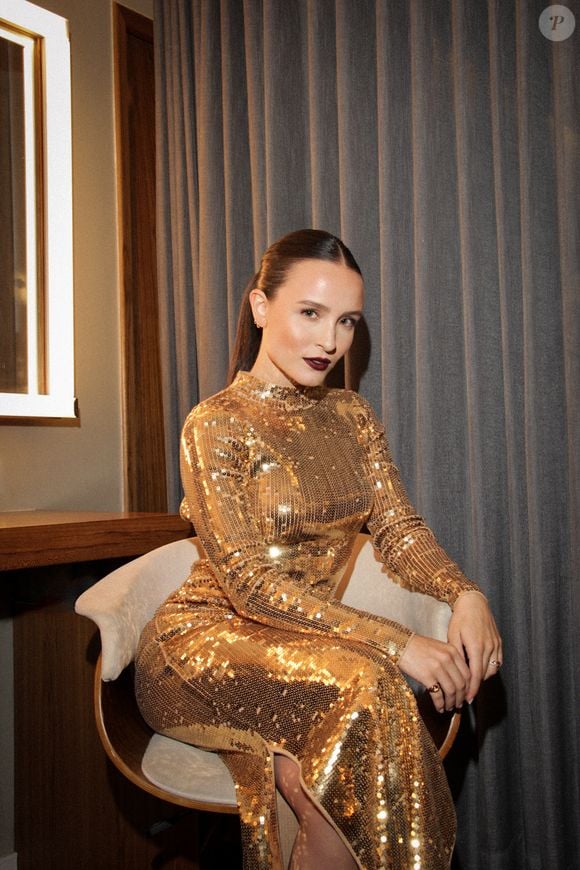 Larissa Manoela apostou em vestido dourado para ser a apresentadora do prêmio Brasil Olímpico 2024