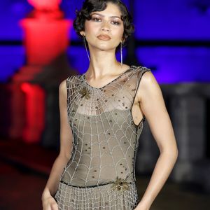 A teia de aranha ganhou uma versão sofisticada no look de Zendaya. O vestido da Giorgio Armani misturou referências do filme com alta-costura