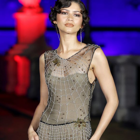 A teia de aranha ganhou uma versão sofisticada no look de Zendaya. O vestido da Giorgio Armani misturou referências do filme com alta-costura