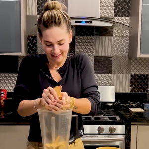 Primeiro passo é triturar as bolachas do tipo maizena em um liquidificador ou processador