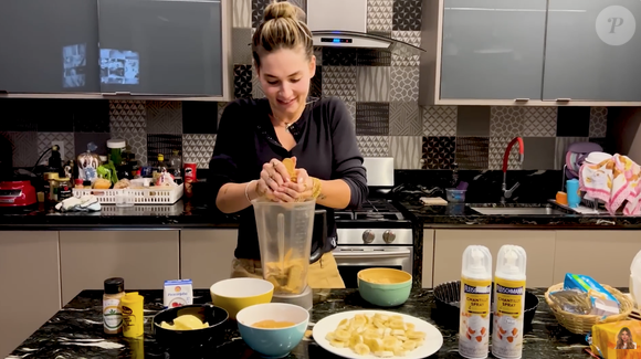 Primeiro passo é triturar as bolachas do tipo maizena em um liquidificador ou processador