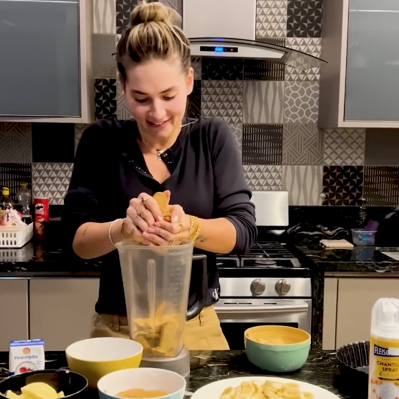 Primeiro passo é triturar as bolachas do tipo maizena em um liquidificador ou processador