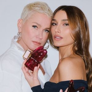 Xuxa Meneghel e Sasha Meneghel também participaram de uma produção dedicada a La Bomba Intensa, nova fragrância da Carolina Herrera, durante a agenda em Nova York