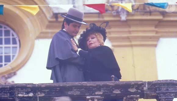 Dercy Gonçalves ao lado de Cesar Filho no especial 'La Mamma' (1990)
