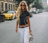 Na prática, isso significa combinar essa parte de baixo oversized com uma parte de cima mais ajustada e próxima ao corpo