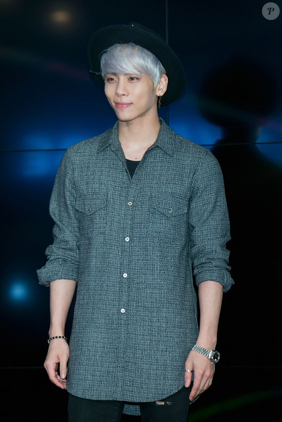O cantor Kim Jong-hyun (Jonghyun), do grupo SHINee, morreu em dezembro de 2017, aos 27 anos. A causa foi suicídio por intoxicação com monóxido de carbono