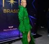 Miss Brasil 2026: Adriane Galisteu escolheu um vestido longo verde-esmeralda de mangas compridas, confeccionado em tecido plissado