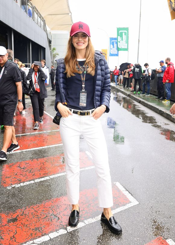 Camila Queiroz combinou tendências e no seu look para o Grande Prêmio de F1 2024