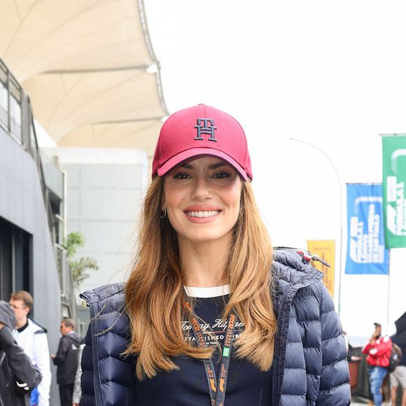 Camila Queiroz combinou tendências e no seu look para o Grande Prêmio de F1 2024