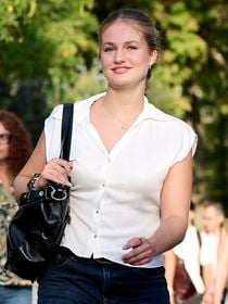 Princesa Leonor, aos 20 anos, assiste à sua primeira aula na universidade com uma blusa da Zara de R$ 139: veja todos os detalhes do seu look
