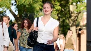 Princesa Leonor, aos 20 anos, assiste à sua primeira aula na universidade com uma blusa da Zara de R$ 139: veja todos os detalhes do seu look