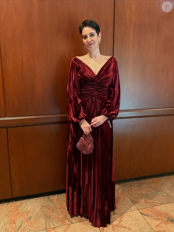Veludo vinho e modelagem clássica marcam o look de Natasha Dantas no Emmy ao lado de William Bonner