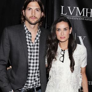 Ashton Kutcher e Demi Moore foram um dos casais mais famosos de Hollywood, namorando de 2003 a 2005, antes de se casarem.
