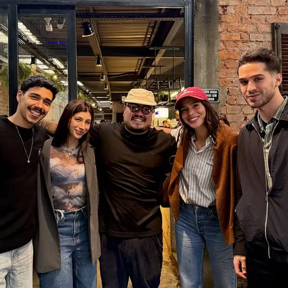Discretos em relação a suposta volta do namoro, os dois posaram sorridentes para fotos ao lado do DJ Kaique, da influenciadora Yá Burihan e do chef Cadu Evangelisti, responsável pela cozinha do local