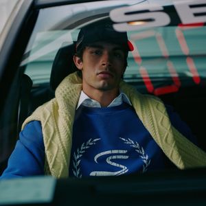 Entre as opções de tricô da coleção da Zara inspirada em Ayrton Senna, estão modelos com listras azul-marinho e um suéter trançado em amarelo pastel. As peças integram a proposta da marca de revisitar referências do guarda-roupa do piloto em uma linha que combina elementos clássicos e esportivos