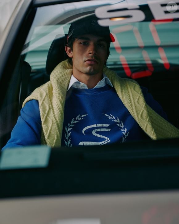 Entre as opções de tricô da coleção da Zara inspirada em Ayrton Senna, estão modelos com listras azul-marinho e um suéter trançado em amarelo pastel. As peças integram a proposta da marca de revisitar referências do guarda-roupa do piloto em uma linha que combina elementos clássicos e esportivos