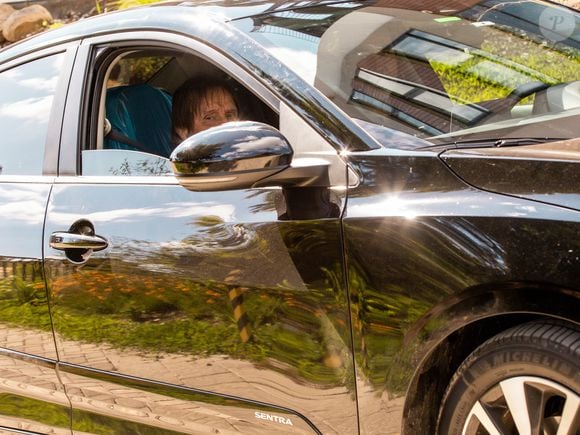 O banco em que Roberto Carlos estava sentado foi coberto por um plástico azul