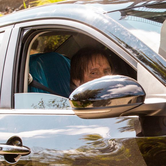 O banco em que Roberto Carlos estava sentado foi coberto por um plástico azul