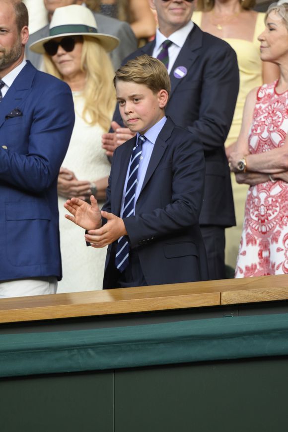 Terno, gravata e seriedade: presença de George em Wimbledon revela nova fase na formação do futuro monarca.