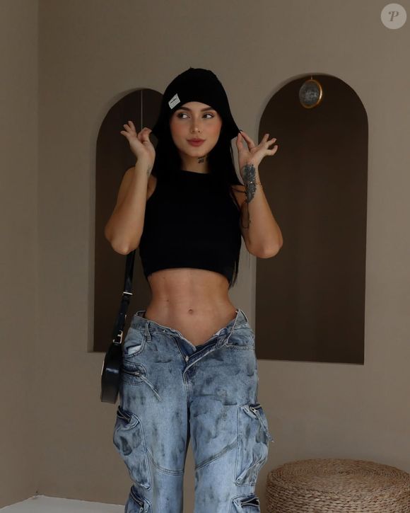 O admirador, que a acompanha há meses nas plataformas adultas, desembolsou nada menos que 12 mil euros (cerca de R$ 70 mil) para realizar uma fantasia fetichista com a modelo.