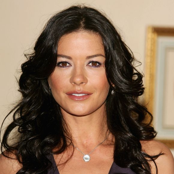 Além de sua carreira no cinema, Catherine Zeta-Jones tem uma forte presença no mundo do teatro. Ela participou de diversas produções teatrais, incluindo o musical "A Little Night Music" e "Cats".