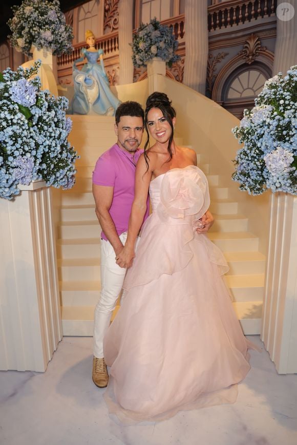 Graciele Lacerda usou um vestido de princesa na festa da filha com Zezé Di Camargo