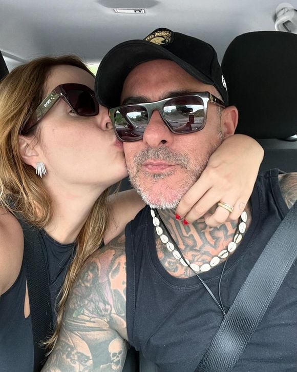 Henrique Fogaça e Carine Ludvic formam um dos casais mais discretos do universo gastronômico brasileiro. Juntos desde 2015, eles vivem em São Paulo
