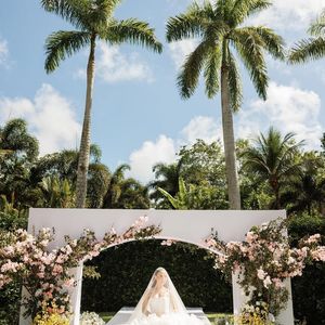 A escolha de detalhes florais em vestidos de noiva e festa vai além da estética. Segundo especialistas, o tema remete à leveza e ao otimismo, atributos que refletem o momento atual, em que as pessoas buscam celebrações mais significativas e conectadas à natureza.