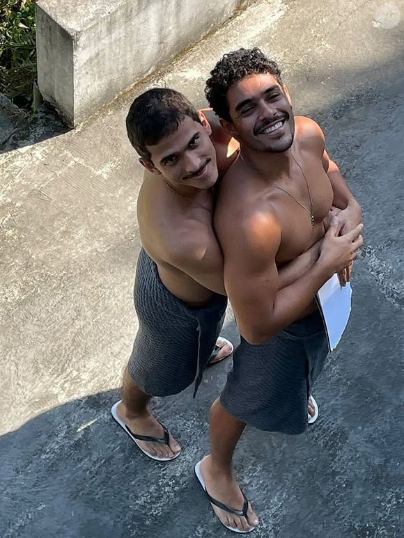 Esqueleto se envolve com Sombra, personagem do ator Igor Fernandez, enquanto busca seu lugar no trono do submundo do Jogo do Bicho